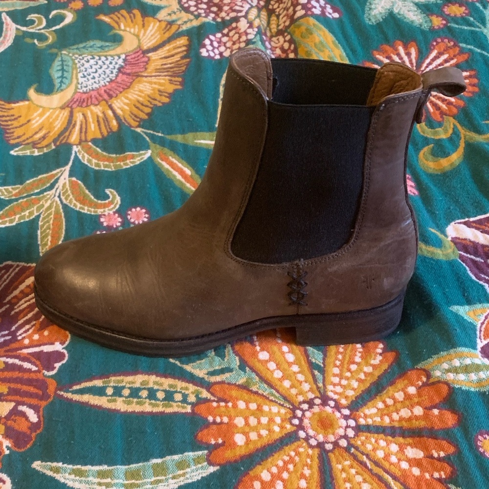 Frye Melissa Chelsea boots in grey, 8.5